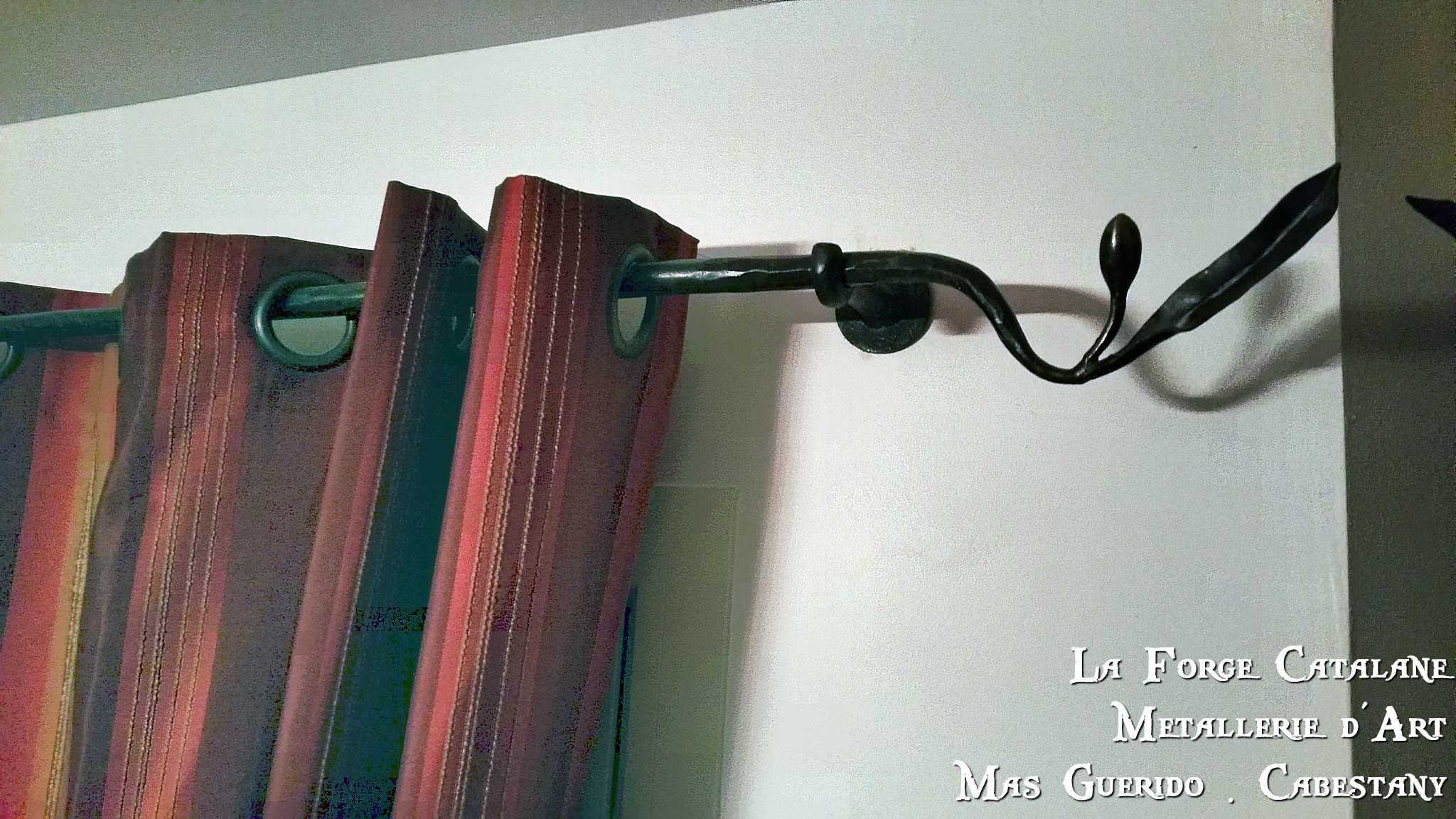 tringle en fer finition par olive et feuille Forge Catalane.jpg